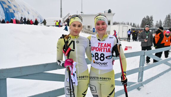 Eveliina Toivanen ja Vilma Jylhä onnistuivat nappaamaan paikat AT Ski Teamissa.