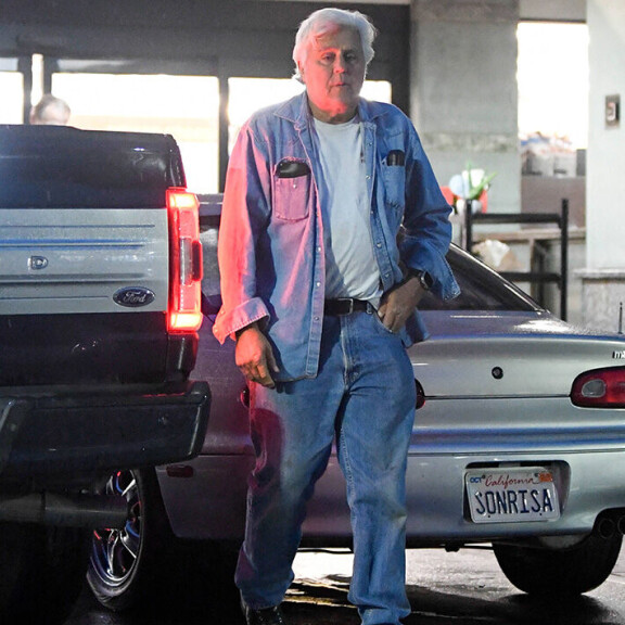 Koomikko nähtiin autollaan kauppareissulla. Jay Leno
