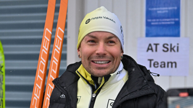 Antti Tuisku rentoutuu vähissä vaatteissa
