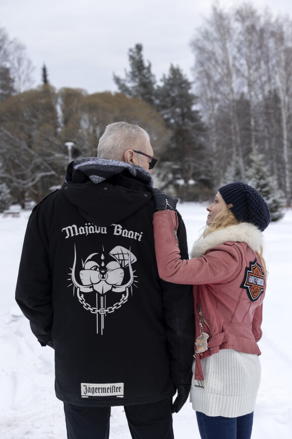 Kallio ja Majava Baari pysyvät pariskunnan mukana. Jussilla on Majava Baarin takki ja Marjolla saman kuppilan heijastin.