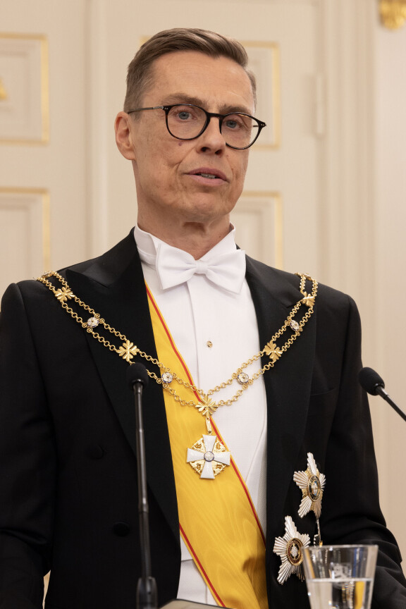 'Tuleeko tasavallan presidentille kaikki mausteet, vai jätetäänkö jotain seuraavallekin', olisi ollut asianmukainen kysymys. Tarina ei kuitenkaan kerro, esitettiinkö sitä. Valitettavasti Lappeenrannan kauppatorilla vieraillessaan Alexilla ei edes ollut kaikkia näitä helyjä mukanaan.