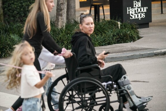 Anna Kournikova, 43, ikuistettiin pyörätuolissa oikea jalka paketissa.