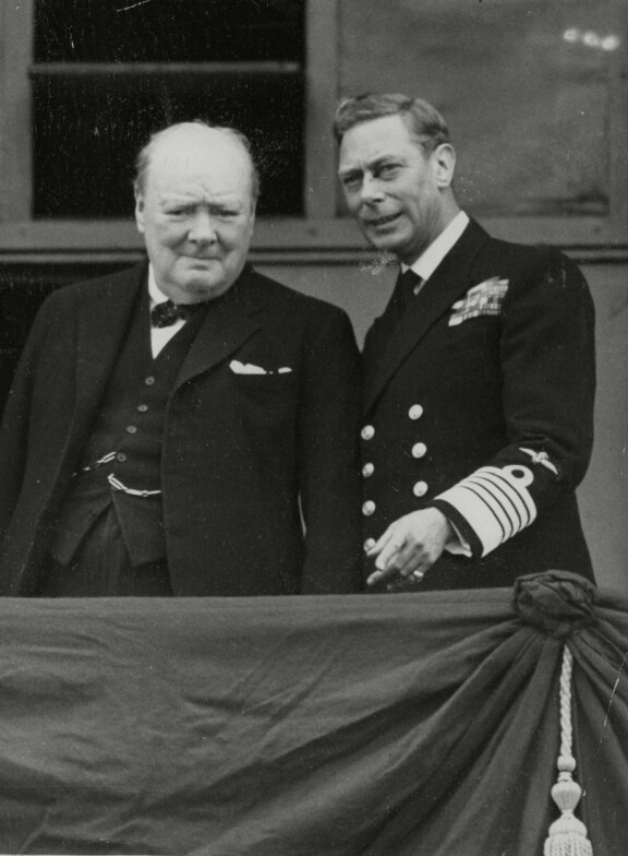 Kuningas Yrjö VI (oik.) kuvattuna pääministeri Winson Churchillin kanssa vuonna 1945.