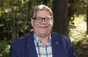 Timo Soini herätti huomiota lentokoneessa – salakuvat