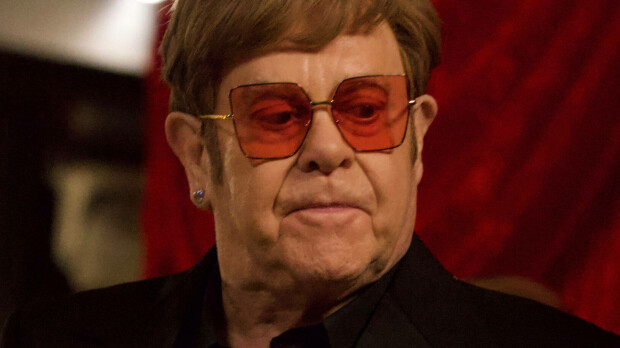 Pysäyttävät kuvat – hauras Elton John talutettavana