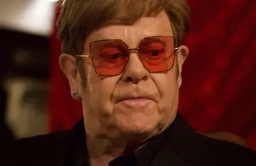 Pysäyttävät kuvat – hauras Elton John talutettavana