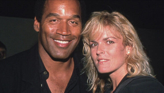 O.J. Simpson meni Nicole Brownin kanssa naimisiin vuonna 1985, mutta he erosivat vuonna 1992. Brown ja hänen miesystävänsä murhattiin vuonna 1994, josta Simpsonia syytettiin.