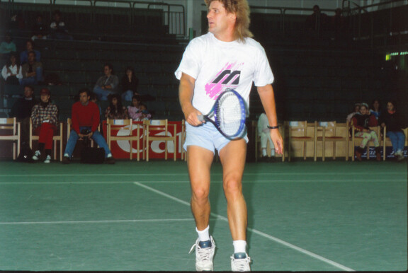 Björn Borg? Ehei, vaan Frederik pelaamassa tennistä vuonna 1993.