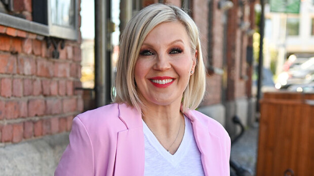 Tarjoilijan kysymys huvitti Vappu Pimiää - somemylläkkä syttyi: 'Jos nainen pyytää laskun...' Vappu Pimiä