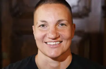 Eronnut Elina Gustafsson poseeraa yläosattomissa