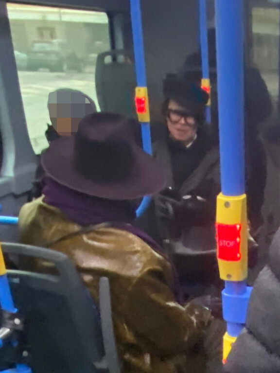 Kuvassa selin näkyvä Jorma on Kampin suunnilla tuttu näky, eikä hänen tunnistaminenkaan ole paikallisille vaikeaa.