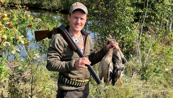Sami Jauhojärvi metsästää itse tuoretta riistaa perheensä ruokapöytään.