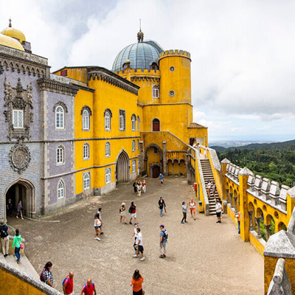Palácio da Pena on jylhä ja ikimuistoinen paikka vierailla. Jalkapäivän voi skipata hyvällä omallatunnolla, jos vuoren huipulle vaivautuu kävelemään omin avuin. Sintra