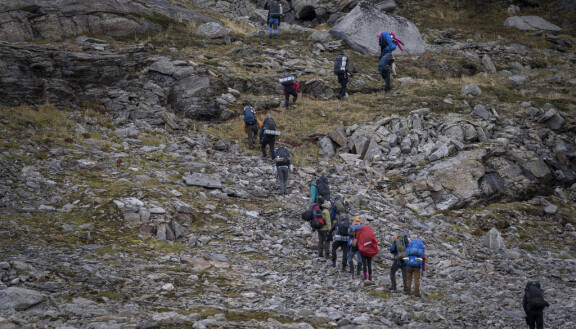 Kuvaustiimi ja retkikunta maastossa. The Summit Suomi