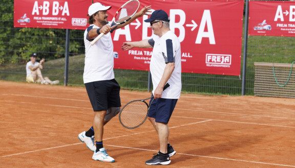 Sheriffi ja presidentti kohtaavat. Teemu Selänne ja Sauli Niinistö pelasivat viime kesänä tennistä Kalastajatorpalla.