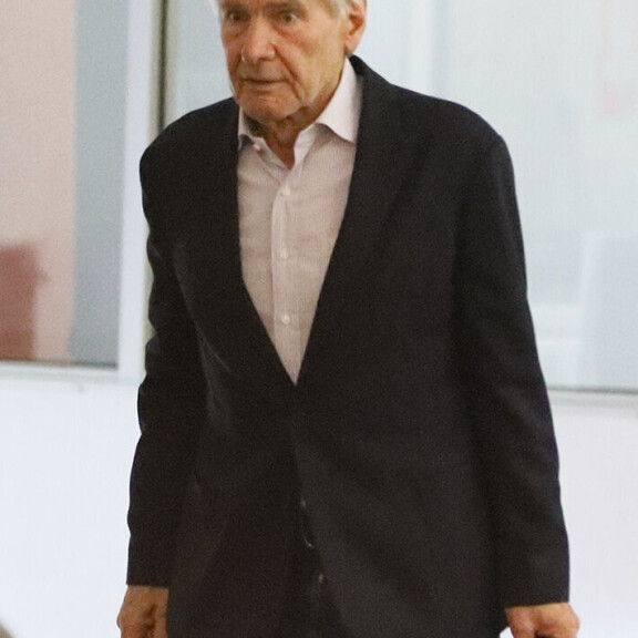 Harrison näytti pöllämystyneeltä astellessaan pois ravintolalta päin. Harrison Ford