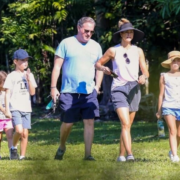 Madeleinen perhe pukeutui shortseihin Floridan helteissä. prinsessa madeleine, chris, leonore, nicolas, adrienne