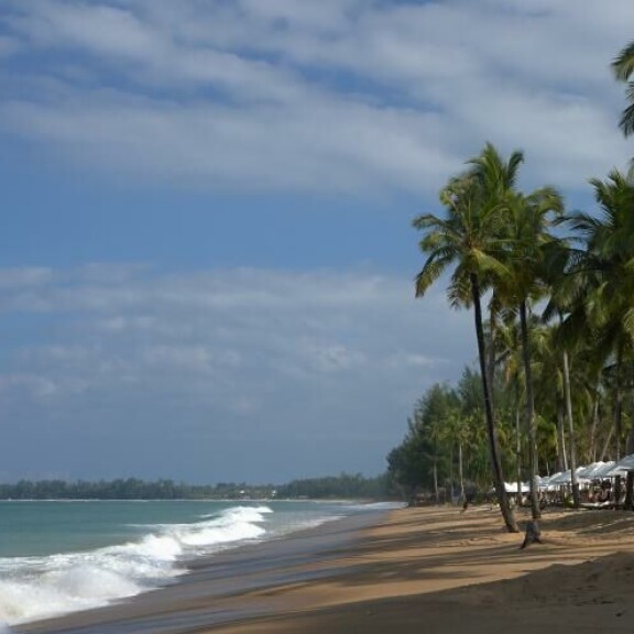 Thaimaa tunnetaan herkullisesta ruuastaan ja upeasta luonnostaan. Valtio on Kaakkois-Aasian suosituin matkakohde, ja sen pääkaupunki Bangkok on koko maailman vierailluin kaupunki liki 23 miljoonalla vuosittaisella kävijällään. Se pieksee helposti toista sijaa pitävän Pariisin, jossa vierailee vuosittain 19 miljoonaa turistia. Khao Lak