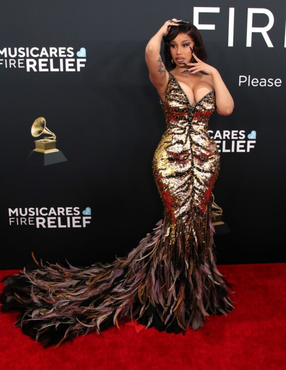 Cardi B paistatteli röyhelöissään.