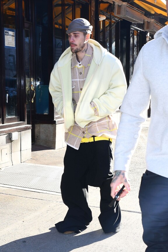 Justin New Yorkissa 1. helmikuuta. Tyylivalinnan tähden popparin housut eivät olleet pysyä jalassa.