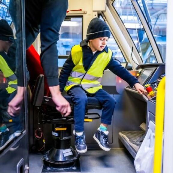 Raitiovaunun ohjaamossa on monenlaisia nappeja. Oscar