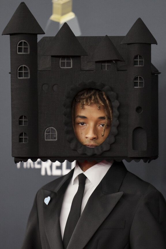 Jaden Smith Grammy-gaalassa 2. helmikuuta. Hän oli valinnut asunsa katseenkiinnittäjäksi eksentrisen linnapäähineen. Draculamainen asuste on transilvanialaissuunnittelija Dora Abodin käsialaa.