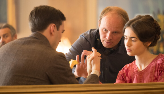 Nicholas Hoult, Karukoski ja Lily Collins elokuvan Tolkien kuvauksissa.