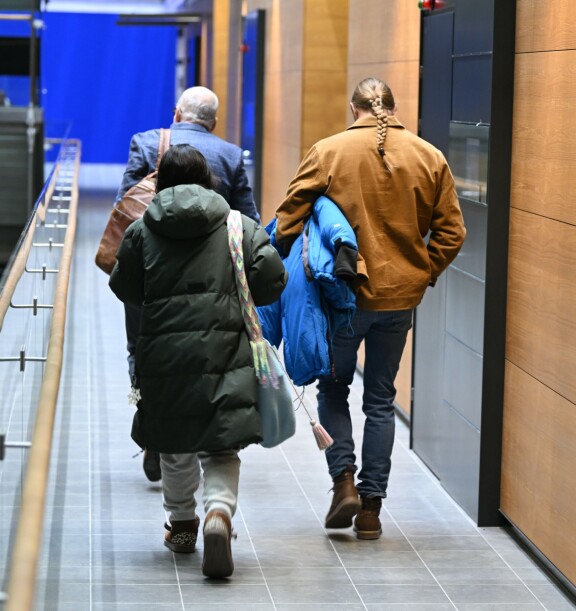 Sampo Loiri saapui käräjille hiukset pitkälle letille punottuina.