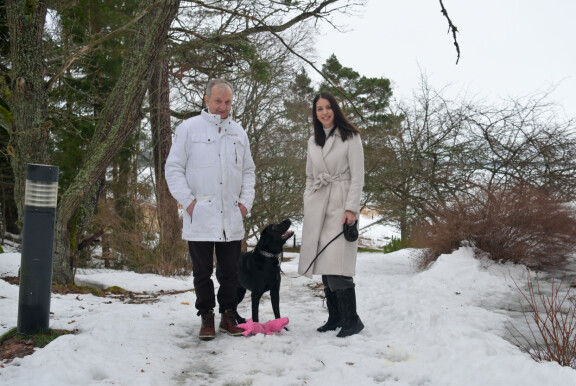 Hjalliksen ja Jasminen arkeen kuuluu labradorinnoutaja Poika.