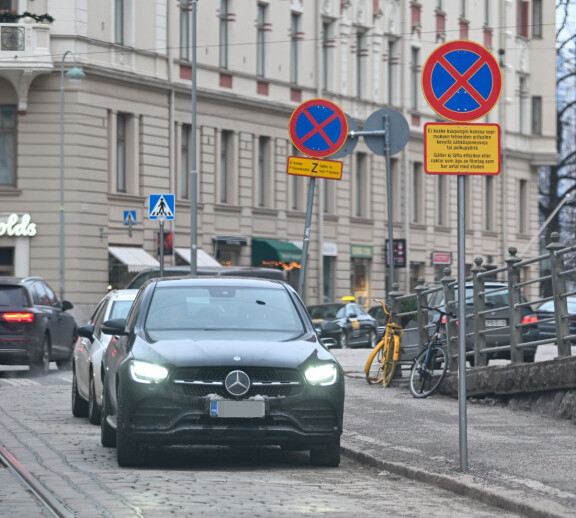 Rosanna ei tunnistanut kuvan liikennemerkkiä (oik) vaan jätti autonsa sakkopaikalle.