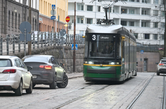 Raitiovaunu ei mahtunut kulkemaan Rosannan Mersun ohitse.