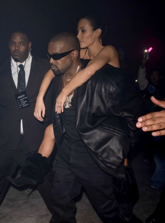 Armoton biletys alkoi kivistää Biancan jalkoja, joten urhoollinen Kanye kantoi tämän reppuselässä pois kemuista.