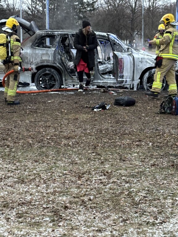 Palokunnalla kesti aikansa sammuttaa ilmiliekeissä ollut auto kokonaan. Jukka Hildén tuli paikalle lukijan mukaan samoihin aikoihin palokunnan kanssa.