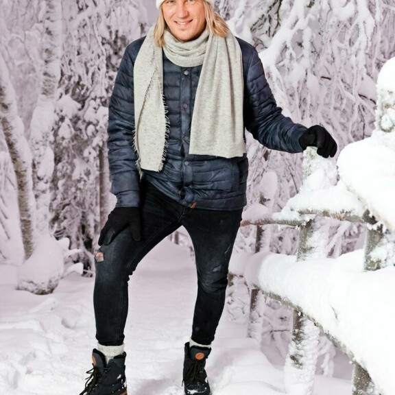 Sami Kuronen on vaihtanut havaijipaidan toppatakkiin. Sami Kuronen on vaihtanut havaijipaidan toppatakkiin.