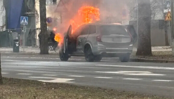 Lukijan mukaan Chachi ja lapset pääsivät onneksi turvaan ennen kuin savuava auto alkoi liekehtiä.