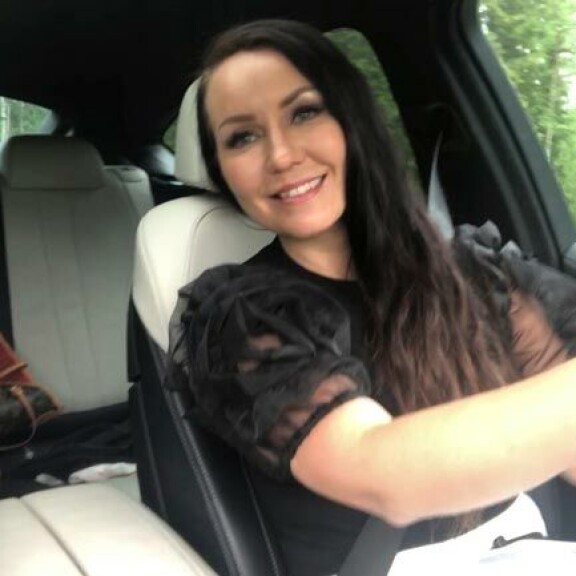 Saija Tuupanen, 38, on Tuupovaaran lahja Suomen iskelmätaivaalle (KUVA: EETU AMPUJA). Saija Tuupanen, 38, on Tuupovaaran lahja Suomen iskelmätaivaalle.