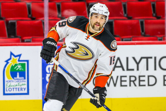 Anaheimissa NHL-uransa aloittanut Pat Maroon on pelannut tarunhohtoisessa 826 runkosarjaottelua. Jenkkikolossi on kolminkertainen Stanley Cup -voittaja.