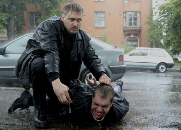 Samuli Edelmannin näyttelemä Mikko Koitere on Vareksessa turmeltunut poliisi, joka tekee lopussa parannuksen. Kuvassa Koitereen kovuuden saa kokea Jussi Lammen näyttelemä hahmo.