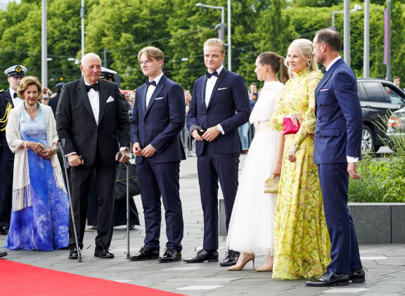 Marius ei ole norjalaishovin jäsen, mutta kuuluu perheeseen. Hän on Mette-Maritin esikoislapsi tämän nuoruuden suhteesta.