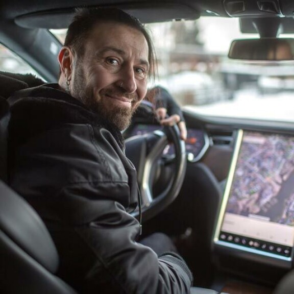 Mediapersoona kertoo, että nopeus on hänen autonsa paras ominaisuus. – Se kiihtyy nollasta sataan neljässä sekunnissa. Mediapersoona kertoo, että nopeus on hänen autonsa paras ominaisuus. – Se kiihtyy nollasta sataan neljässä sekunnissa.