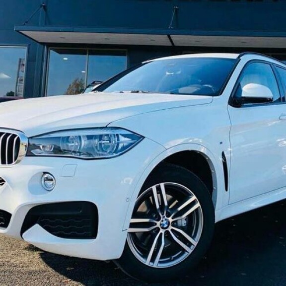 Keikkamatkoillaan Saija luottaa saksalaisvalmistaja BMW:n valkoiseen X6-sarjan katumaasturiin. Keikkamatkoillaan Saija luottaa saksalaisvalmistaja BMW:n valkoiseen X6-sarjan katumaasturiin.