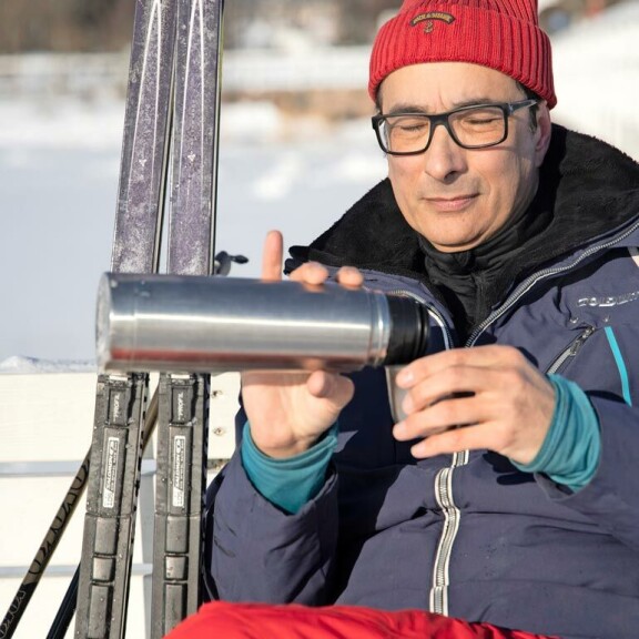 Hiihtäessä on tärkeää vain olla ja nauttia. Välillä voi kaikessa rauhassa istahtaa vaikkapa kuumalle kaakaolle. Hiihtäessä on tärkeää vain olla ja nauttia. Välillä voi kaikessa rauhassa istahtaa vaikkapa kuumalle kaakaolle.