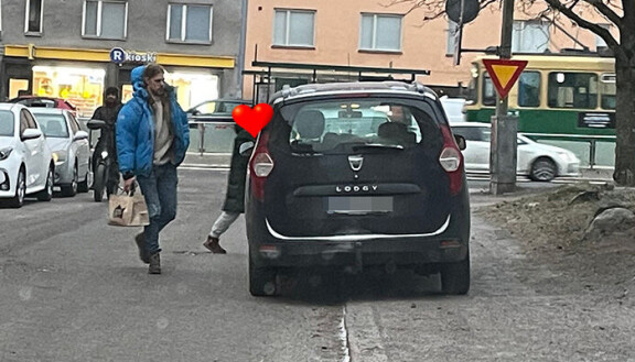 Päivän päätteeksi Sampo kurvasi Subwaylle, josta hän kantoi kassillisen pikaruokaa jo parhaat päivänsä nähneeseen Daciaan.