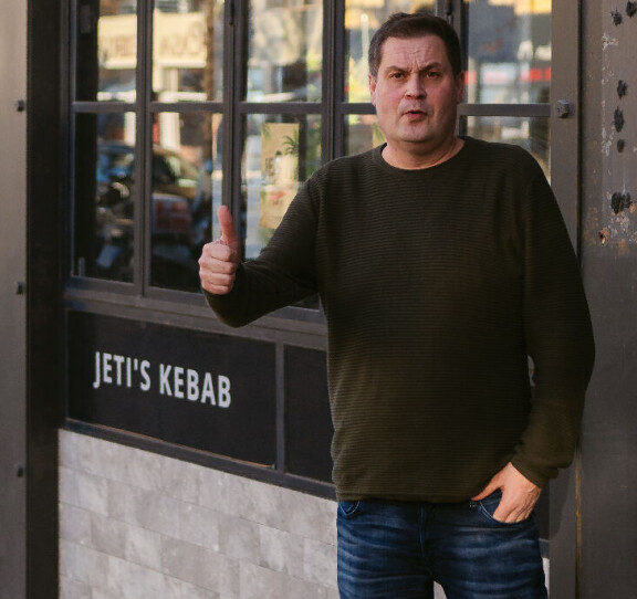 Ylpeä isäntä poseeraa Kebab-mestansa edessä Fuengirolassa. Sinne seuralliset mutta aina mahdollisesti vaaralliset villisiat eivät kuitenkaan päädy.