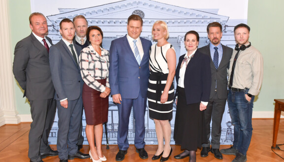 Laura Malmivaara Presidentti-sarjan roolihahmona. Kuvassa Mats Långbacka, Olavi Uusivirta, Antti Virmavirta, Inka Kallén, Samuli Edelmann, Rea Mauranen, Tommi Eronen ja Lauri Nurkse.