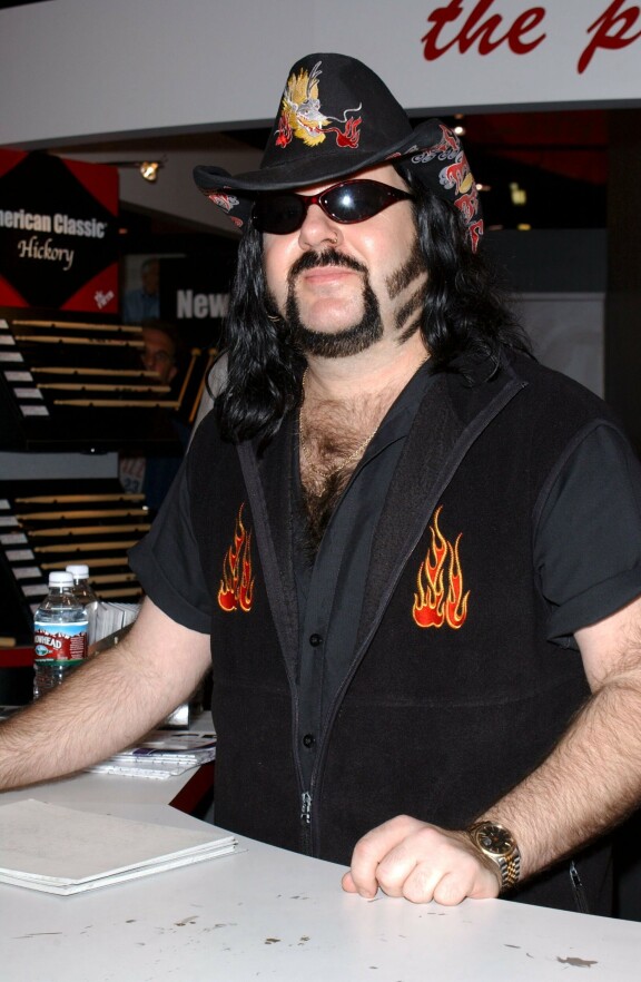 Panteran perustajajäsen Vinnie Paul kuvattuna vuonna 2003.