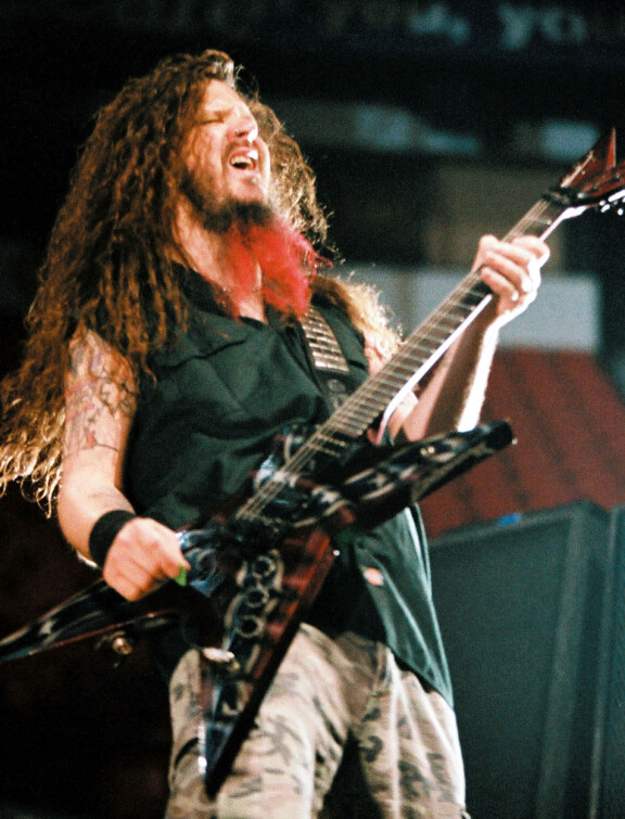 Kitaravirtuoosi Dimebag Darrell kuvattuna 2004. Hänet murhattiin neljä vuotta myöhemmin.