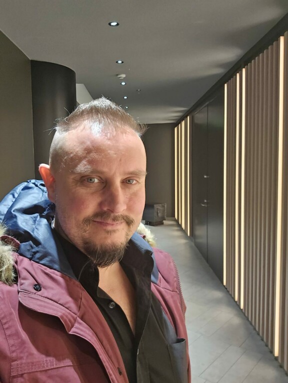 Temppareista tuttu Jonne Sahanen vaikuttaa nykyään yrittäjänä kultaliikkeessä.