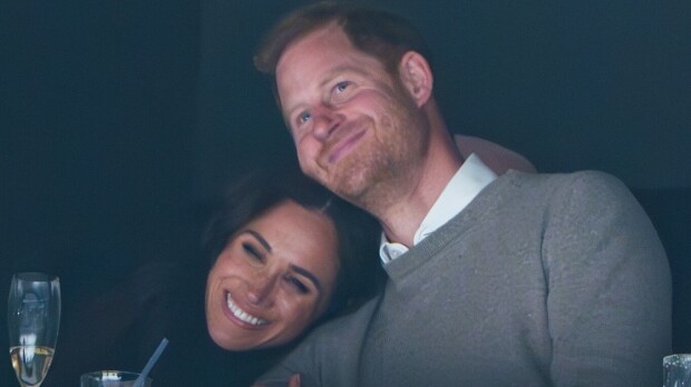 Erohuhuille stoppi! Harry ja Meghan pusukuvassa