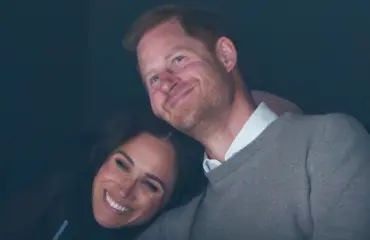 Erohuhuille stoppi! Harry ja Meghan pusukuvassa